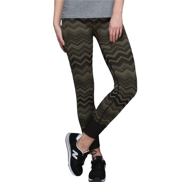 LULULEMON Ebb To Street 26" Leggings in Heathered Fatigue Chevron Green - Picture 4 of 10